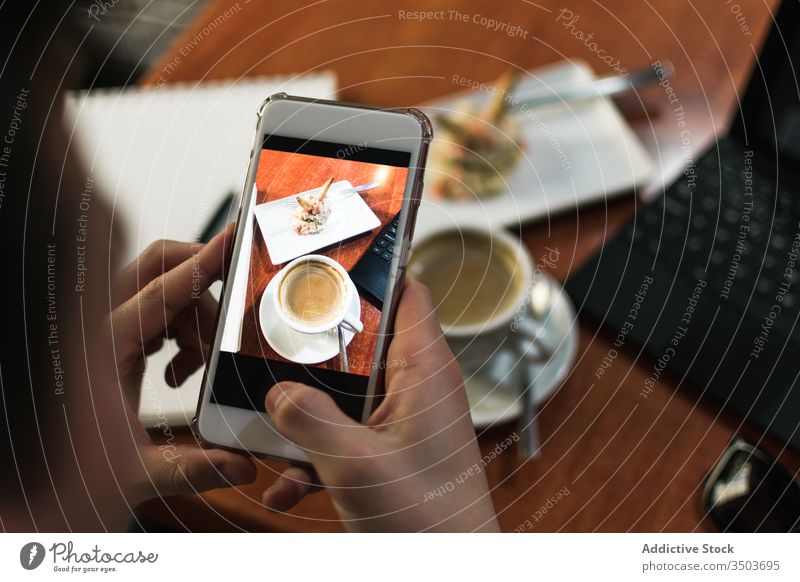 Erntehelfer beim Fotografieren von Kaffee und Salat Mann fotografieren Salatbeilage Café jung Mittagessen Smartphone modern soziale Netzwerke männlich schießen