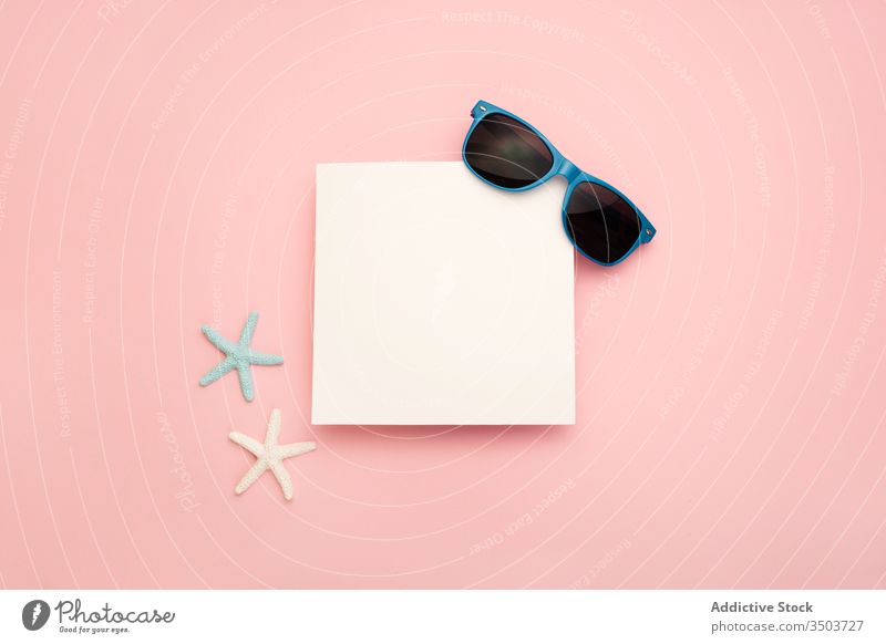 Sommerkomposition mit Sonnenbrille und Seestern tropisch Strand blanko Hintergrund MEER Urlaub Attrappe reisen leer Zusammensetzung Papier Rahmen Nachricht