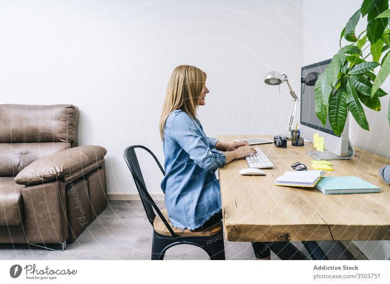 Blonde Frau arbeitet zu Hause Arbeit Schreibtisch heimwärts jung Computer Mitteilung Geschäftsfrau Business im Innenbereich klug arbeiten Tisch Laptop Desktop