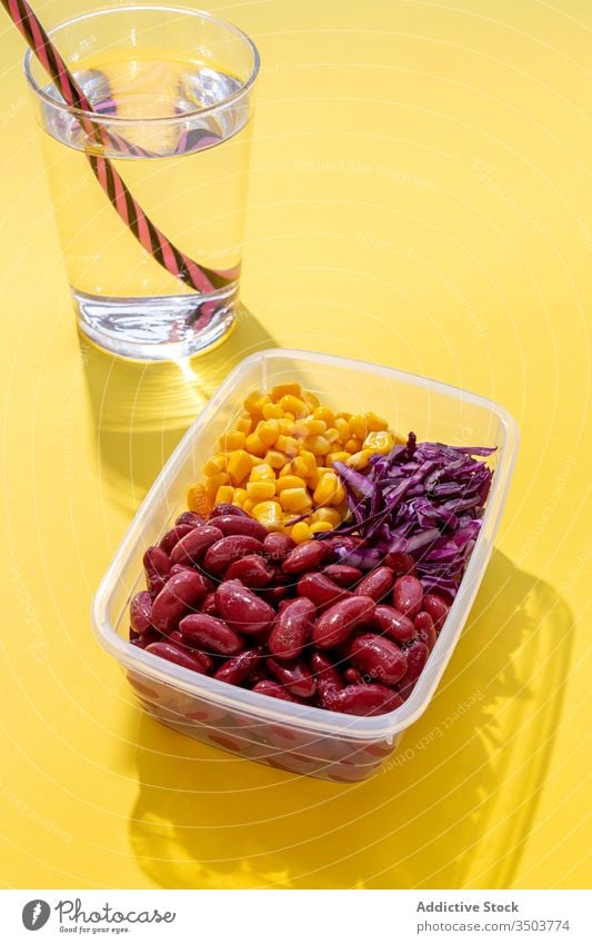 Hausgemachte vegane Lebensmittel in Lunchboxen mit frischem, gesundem Gemüse Kunststoff gesunde Ernährung Kunststoffbehälter Lunchpakete zum Mitnehmen von oben