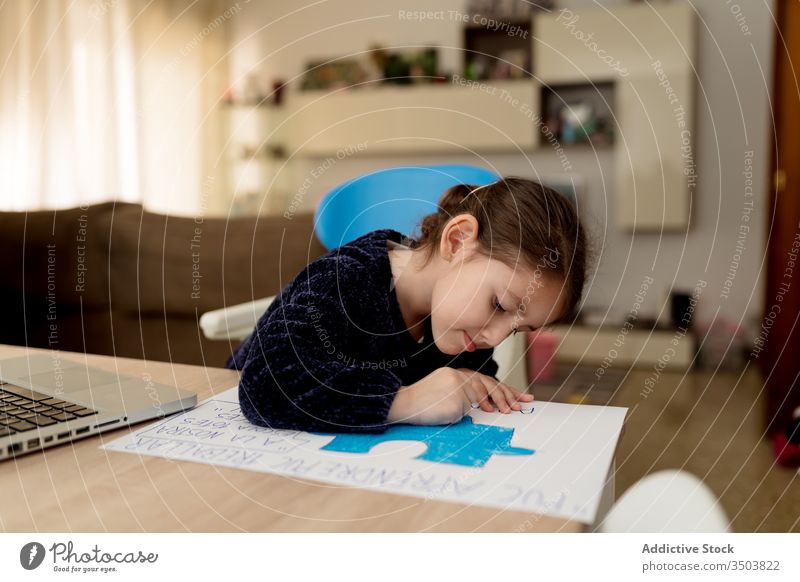 Mädchen zeichnet Poster zu Hause zeichnen Plakat heimwärts kreativ Hausaufgabe Fokus Tisch sitzen Raum gemütlich Kind Transparente wenig Gerät Apparatur Kunst