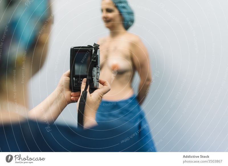Chirurg, der die Brust der Patientin fotografiert geduldig fotografieren Krankenhaus Mamma-Plastik Frau professionell Medizin nackt Klinik Gerät Apparatur Arzt
