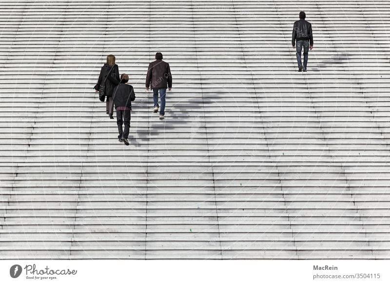 Auf den Weg zur Arbeit Menschen Büroangestellte Treppe Treppenstufen Aufgang La Défence Paris Frankreich Europa Bankenviertel Hochhaus Hochhausviertel
