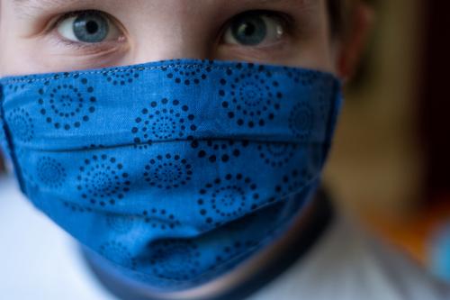 Junge mit Maskenschutz (Mund- und Nasenschutz gegen Viren / Corona) coronavirus Corona-Virus Krankheit Gesundheit Infektionsgefahr Prävention Schutz COVID