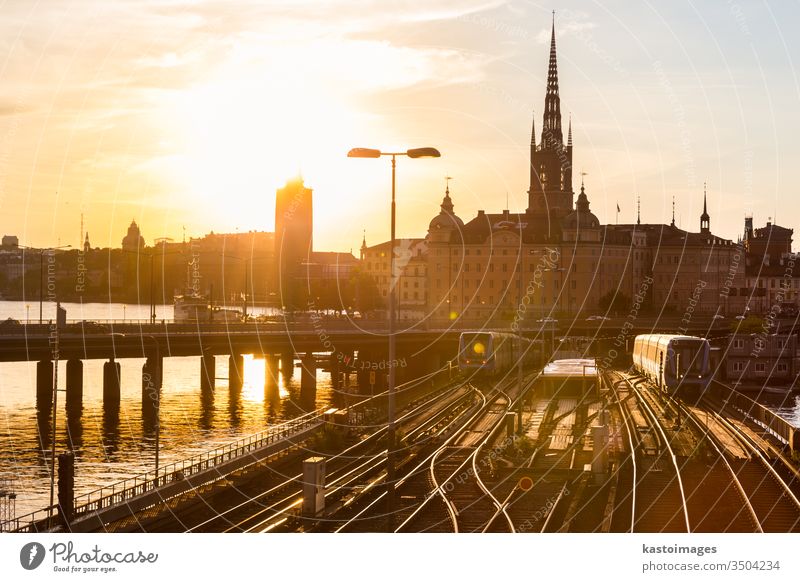 Eisenbahnschienen und Züge in Stockholm, Schweden. Zug Verkehr im Freien alt reisen Tourismus Europa Stadt Großstadt Skyline Stadtbild Sonnenuntergang