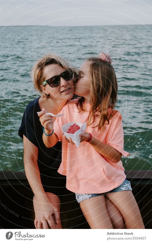 Frau mit Tochter ruht am Meer Mutter MEER Zusammensein Kuss essen Beeren Sommer Kind Mädchen Zaun Schalen & Schüsseln Glück frisch Eltern Liebe Lifestyle