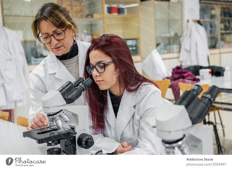 Wissenschaftlerinnen mit Mikroskopen im Labor Frauen untersuchen Arbeit Kollege Zelle professionell forschen Job Kompetenz Gerät Beruf modern Analyse Experiment