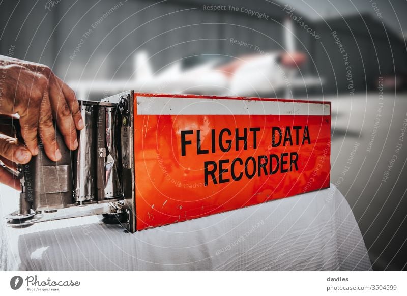Flugdatenschreiber aus einem Flugzeug. Schwarzer Kasten, in orangefarbener Farbe. Schreiber schwarz Stimme Ebene Daten Fluggerät Cockpit Air Luftverkehr