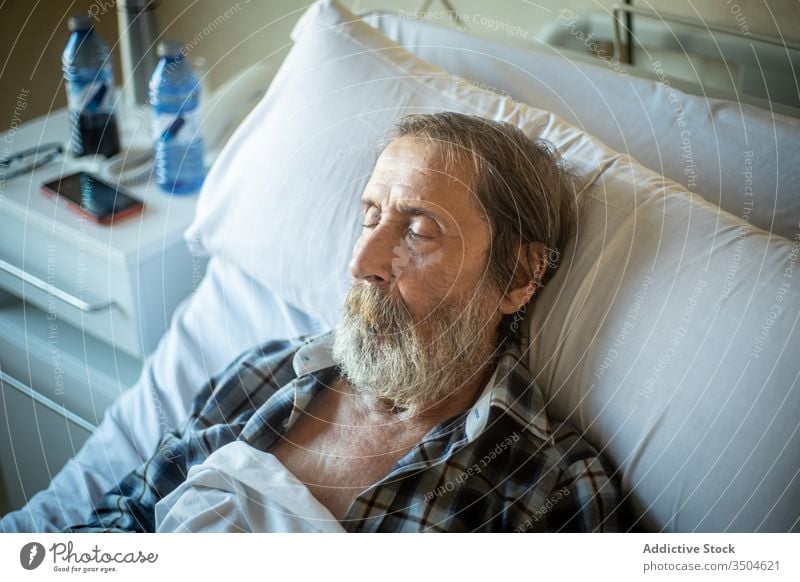 Älterer Mann schläft im Krankenhausbett Senior Station schlafen Bett älter geduldig Medizin Krankheit müde Klinik alt Decke Wiederherstellung Kontrolle