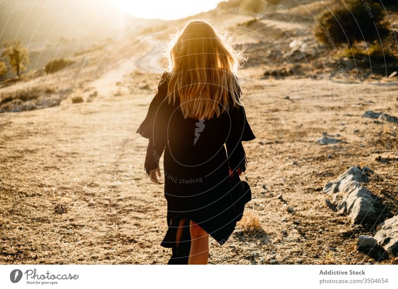 Stilvolle Frau steht auf Fels in der Landschaft Stein Sonnenuntergang Hut Spaziergang Outfit Schleim Model schwarz trendy Natur Felsen Felsbrocken Abend