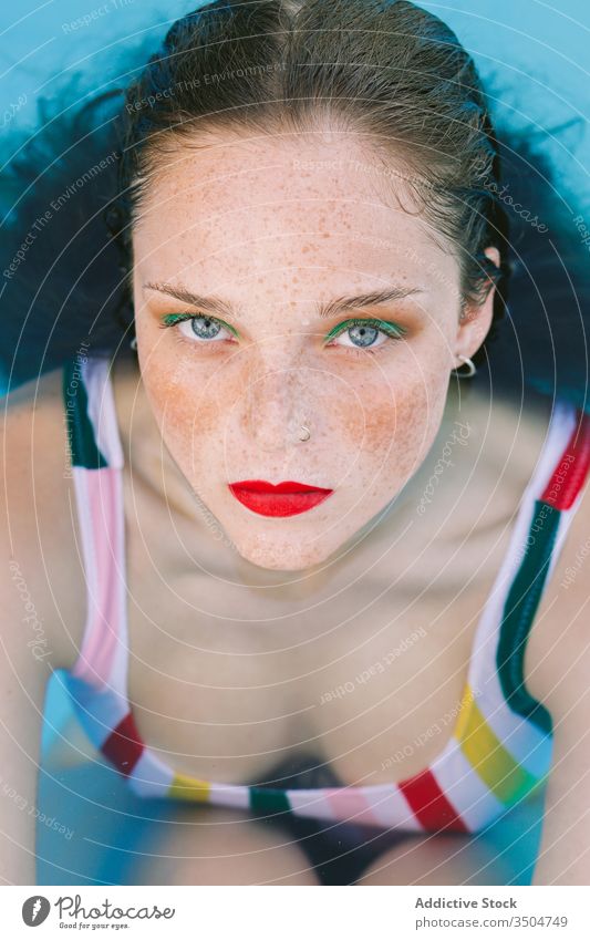 Nahaufnahme eines brünetten Mädchens mit langen Haaren auf einer Treppe im Schwimmbad Wasser Pool blau Freizeit Teenager jung Frau Person Sommer Spaß Menschen