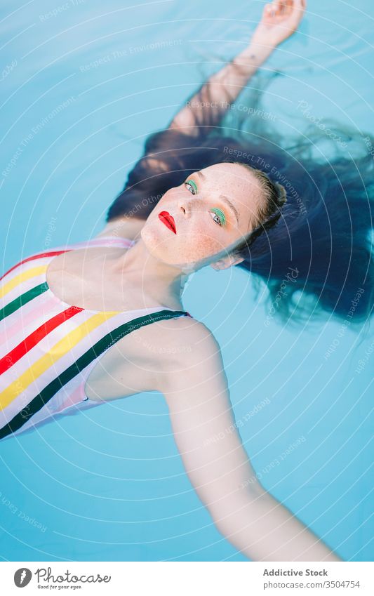 Teenagermädchen hat Spaß im Schwimmbad Sommer Wasser Porträt Mädchen Glück Person Urlaub Pool jung Freizeit Frau schön Lifestyle blau Menschen Fröhlichkeit