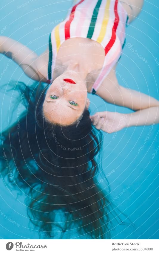 Teenagermädchen hat Spaß im Schwimmbad Sommer Wasser Porträt Mädchen Glück Person Urlaub Pool jung Freizeit Frau schön Lifestyle blau Menschen Fröhlichkeit