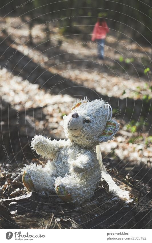 Kleines weglaufendes Mädchen ließ vergessenen Teddybär auf Baumstumpf im Wald während einer Reise zurück Kind Natur wenig Kindheit Park Stumpf Spaziergang