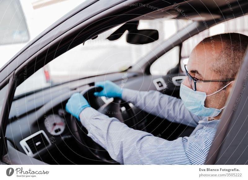 autofahrender mann mit schutzmaske und handschuhen während der coronacirus-covid-19-pandemie Mann PKW Schutzmaske Coronavirus Pandemie Schutzhandschuhe Virus