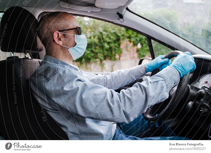 autofahrender mann mit schutzmaske und handschuhen während der coronacirus-covid-19-pandemie Mann PKW Schutzmaske Coronavirus Pandemie Schutzhandschuhe Virus