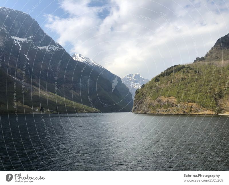 Fjord in Norwegen, der eine optische Sackgasse bildet Skandinavien Nordeuropa Berge u. Gebirge Menschenleer Natur Landschaft Landschaftsformen Naeroyfjord