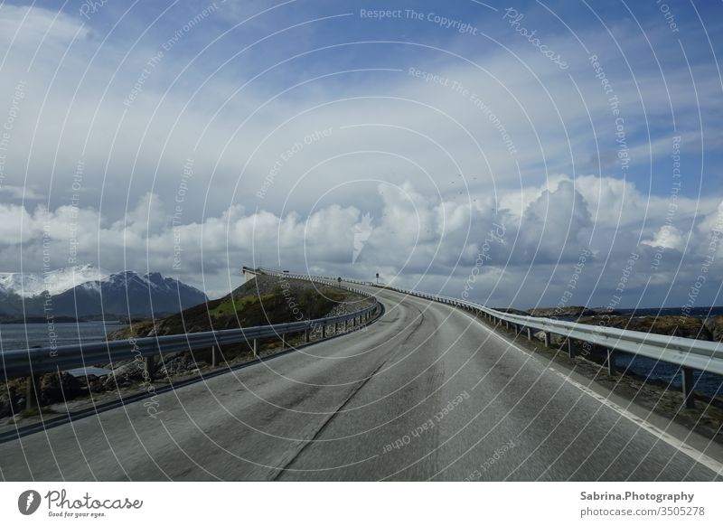 Atlantikstraße menschenleer an einem wolkigen Tag mit Bergen im Hintergrund Norwegen Atlanterhavsveien Nordeuropa Skandinavien Straße Straßenkunst