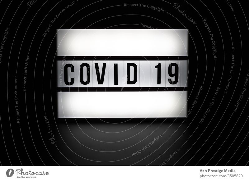 Covid-19 auf weißem Hintergrund COVID COVID19 Coronavirus Zeichen Hinweisschild Ankündigung E-Mail Flyer Plakat zu Hause bleiben Virus Korona Pandemie