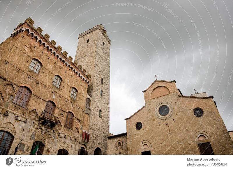 Stürmisches Wetter über den hohen Türmen von San Gimignano, Toskana, Italien antik Architektur Anziehungskraft Gebäude Burg oder Schloss Kathedrale Kirche