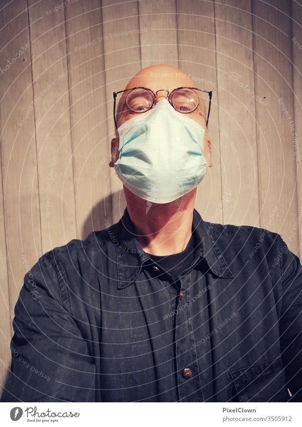 Korona und Maskenpflicht Pandemie Corona-Virus Mundschutz Prävention Coronavirus Infektionsgefahr Menschen Punktschrift kopf Gesicht Glatze