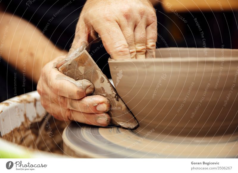 Nahaufnahme-Detailansicht eines Künstlers, der auf einer Drehscheibe Tonkeramik herstellt Form Finger Hand Handwerk Rad Kunst Mann traditionell Arbeit nass