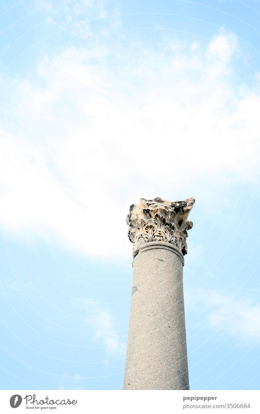 alte Säule in den Himmel ragend Säulen Architektur Menschenleer Bauwerk historisch Tourismus Außenaufnahme Ferien & Urlaub & Reisen Farbfoto Sightseeing