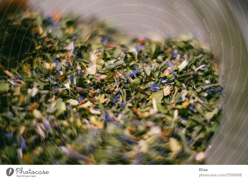 Nahaufnahme einer grünen Kräutermischung Tee Salatkräuter Gewürz bunt lecker verfeinern Lebensmittel Essen Kräuter & Gewürze aromatisch Blüten Makroaufnahme