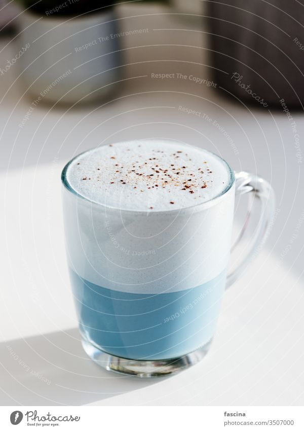 Blauer Erbsenkaffee oder blauer Matcha-Latte mit Kopierfeld blauer Milchkaffee Erbsen-Latte blaues Streichholz trinken weißer Hintergrund Schmetterlingserbse