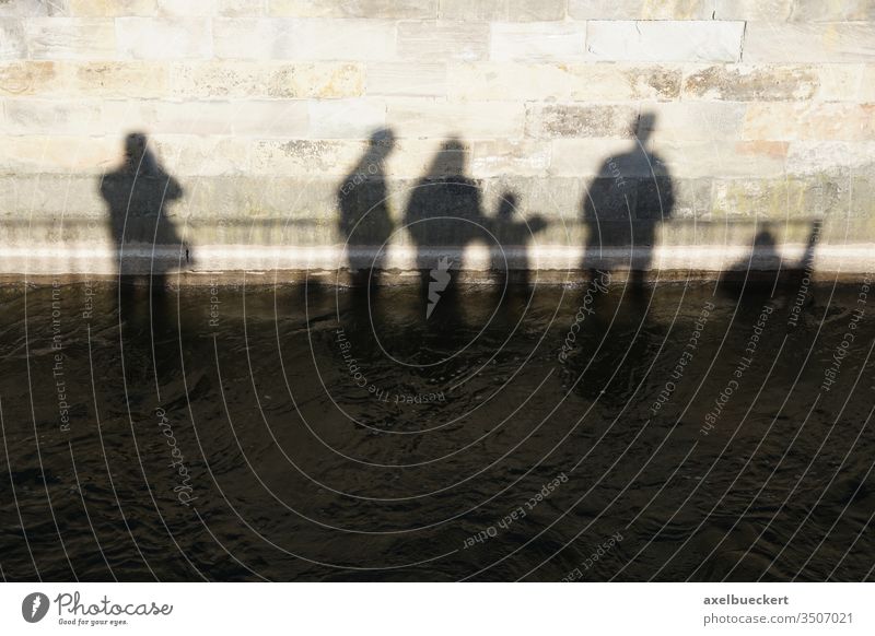 Schatten einer Menschengruppe versinken im Wasser Untergang Klimawandel Fluss Mauer dunkel abstrakt anders Hochwasser Flut Überschwemmung Umwelt Wetter metapher