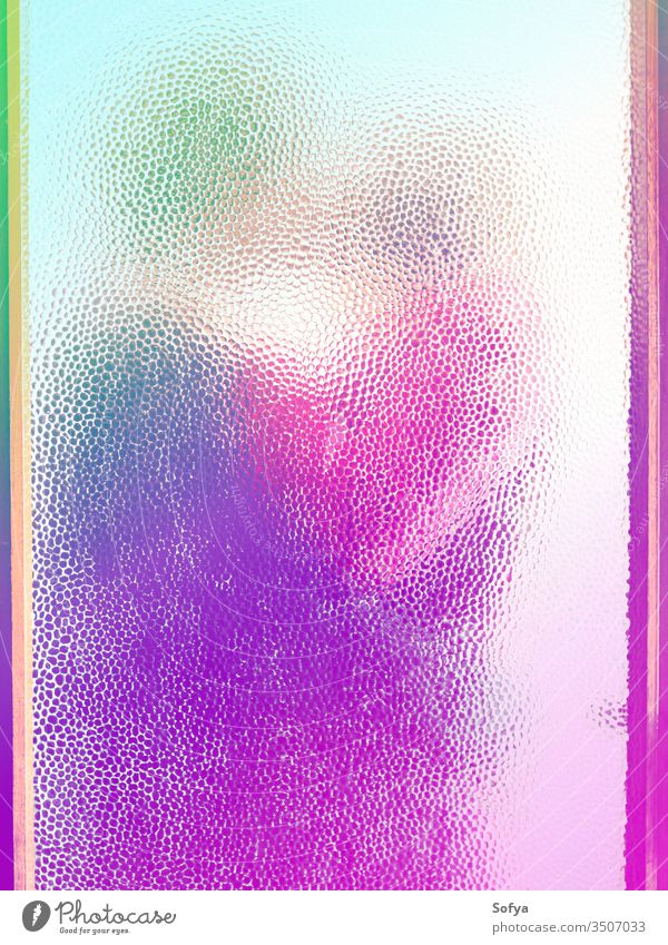 Paarumarmung hinter geschlossenem Türglasfenster umarmend Frau Mädchen verliebt Liebkosen Kino Etage Liebe neonfarbig Licht Steigung Farbe Waffen Mann Glas Kuss