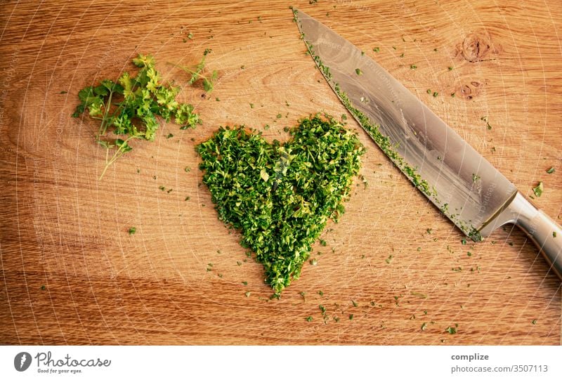 Kräuter Liebe | geschnittene Petersilie in herzform Herz vegan Vegane Ernährung Kräuter & Gewürze Messer Schneidebrett schneidemesser Holztisch Zutaten kochen