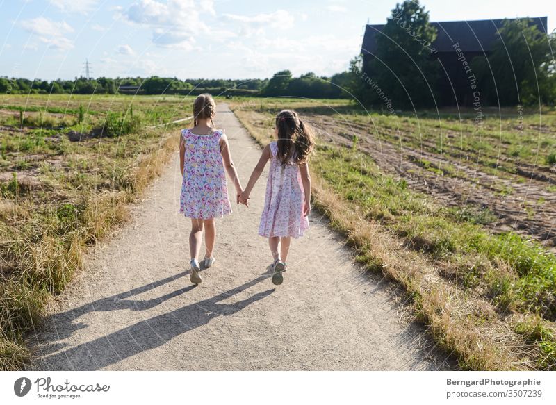 Two sisters play games weg feld dorf Spaziergang kinder gilrs sommer sonne nature