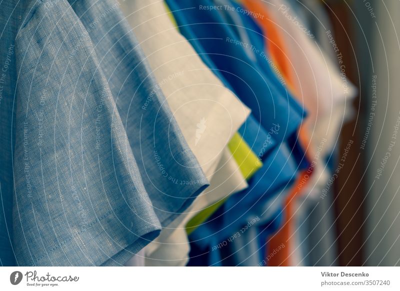 Farbenfrohe Sommerkleidung mit kurzen Ärmeln Hintergrund Frau Mode Design Mädchen Muster Textur Schönheit Werkstatt Sale Kleidung Stil lässig Kleidungsstück