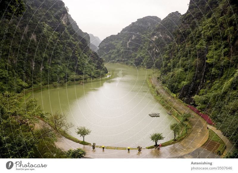 See Tuyet Tinh Coc bei Ninh Binh, Vietnam Natur Landschaft Berge steil grün Wasser Weg Rundweg Tal Asien Außenaufnahme Ferien & Urlaub & Reisen Kultur asiatisch