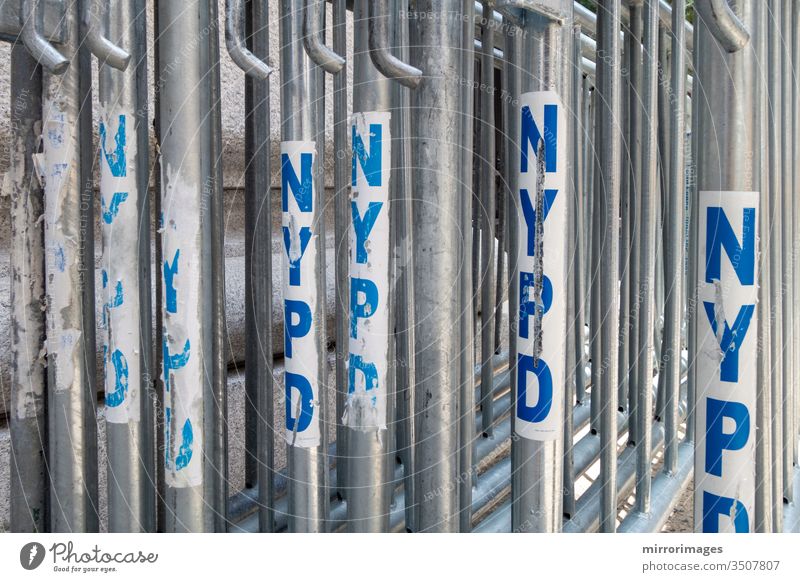 Metall-Blockiertore der NYPD-Polizei in einer montagefertigen Reihe Menge Parade Konstruktion Barriere Sicherheit Begrenzung verboten urban Transport