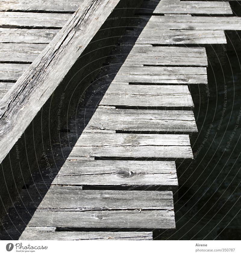Grobschnitt Bach Menschenleer Brücke Steg Verkehrswege Wege & Pfade Holz Linie Streifen einfach natürlich grau schwarz weiß Zusammenhalt Holzgestell Holzbrücke