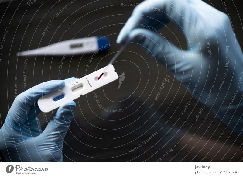 Ärztliche Tests mit dem Schnelltestgerät für COVID-19 Prüfung covid-19 Coronavirus sars geduldig getestet forschen Virus Lungenentzündung Grippe Korona Seuche