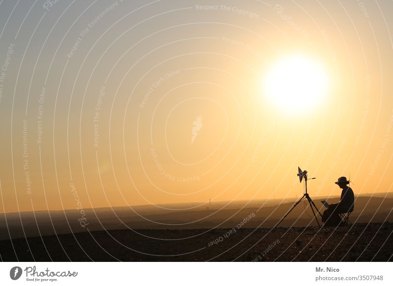 Ornithologie Mikrofon Sonnenuntergang Stativ Hügel anhöhe abhören beobachten Abhörstation Ferne Außenaufnahme Umwelt Himmel Silhouette Richtmikrofon Antenne