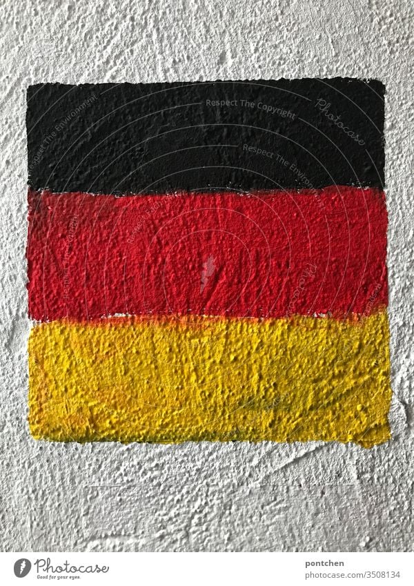 Deutschlandflagge auf Hauswand gemalt schwarz rot Gold Flagge deutschland schwarz-rot-gold länderflagge hauswand fassade putz malen farbe bemalt Nationalstolz