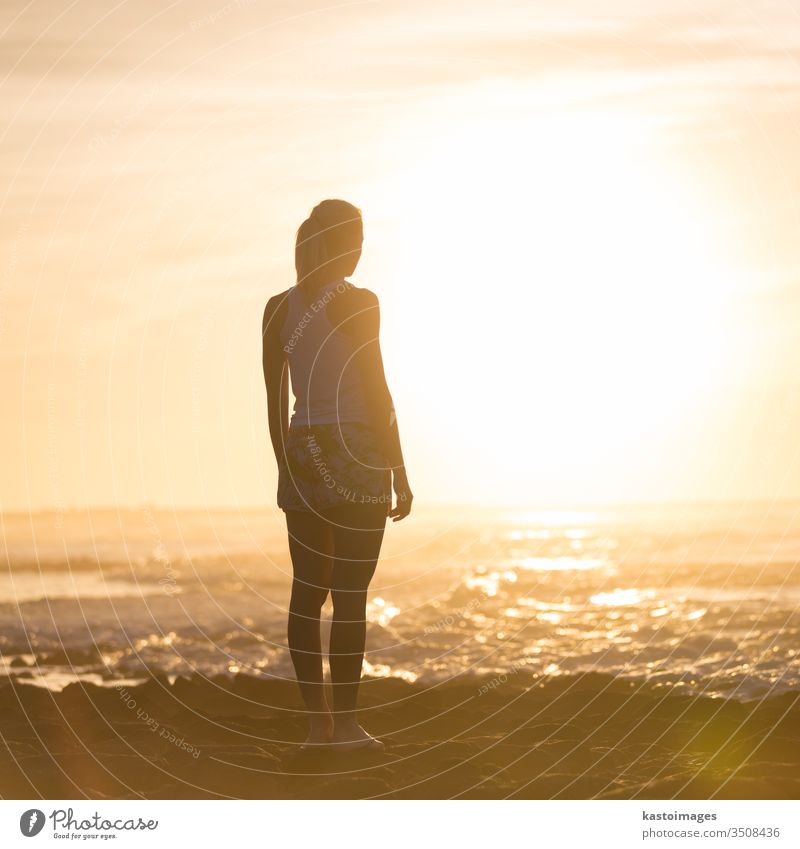 Frau am Sandstrand beim Sonnenuntergang. Person schön außerhalb Mädchen Silhouette Natur Sommer Lifestyle Ansicht Erwachsener Meer Sonnenschein Freizeit