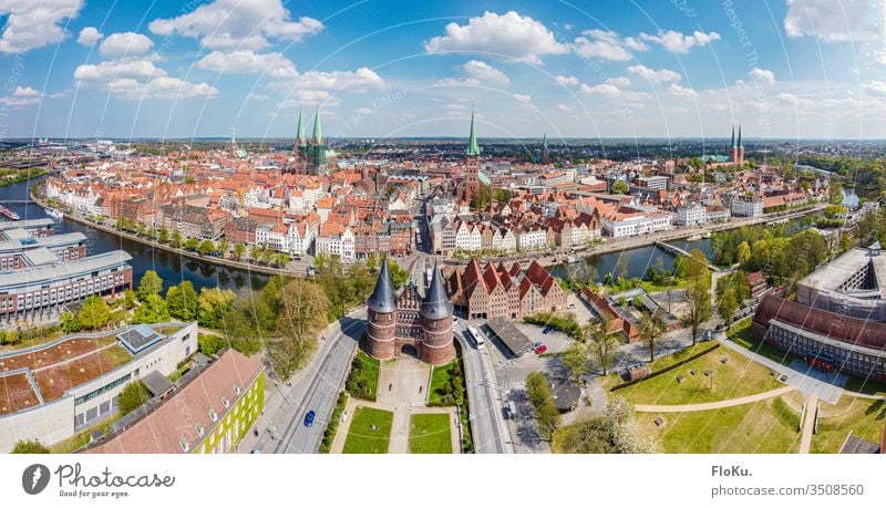 Panorama der kompletten Lübecker Altstadt Luftaufnahme altstadt hansestadt großstadt trave holstentor sehenswürdigkeit schleswig-holstein deutschland europa