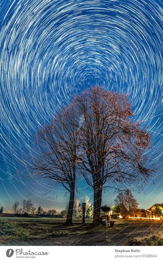Kreisförmiger Sternenhimmel durch die Langzeitbelichtung der Nacht mit Fokussierung auf den Polarstern Polaris. Startrails sterne polarstern nacht Himmel