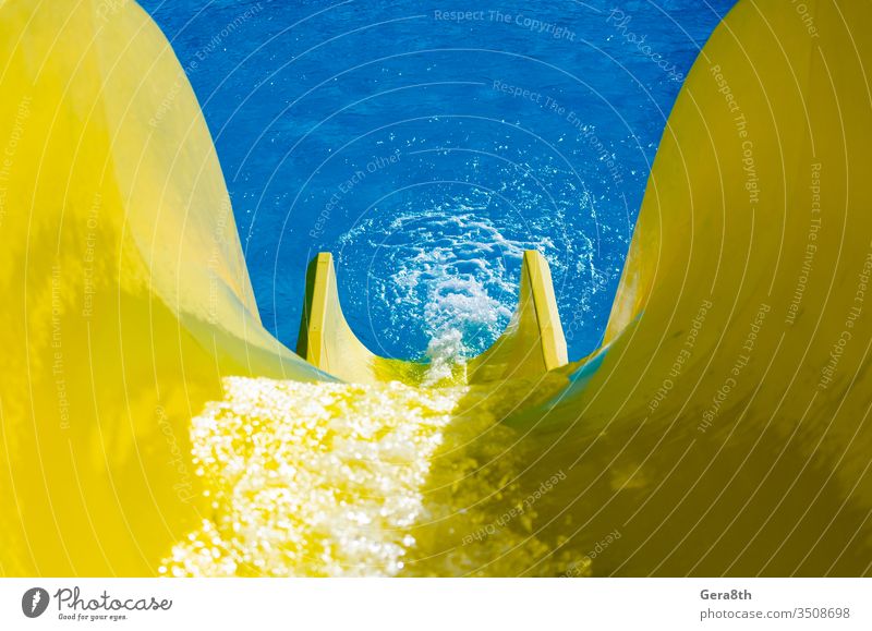 Wasser fließt auf einem leuchtend gelben Hügel auf dem Hintergrund des schwarzen Beckens blau hell Nahaufnahme Farbe Tag detailliert fließend Pool ruhen