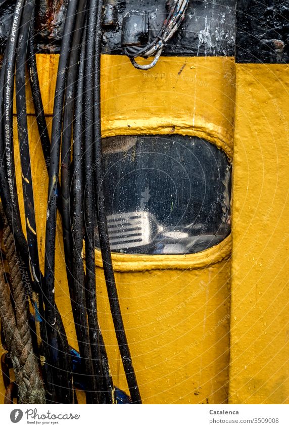 Farbcontest | Gefahr in der Kombüse Boot Bullauge fenster Kabel Deck Kochutensilien Schifffahrt maritim Fischerboot Fischkutter Seil hygiene gelb Schwarz Tag