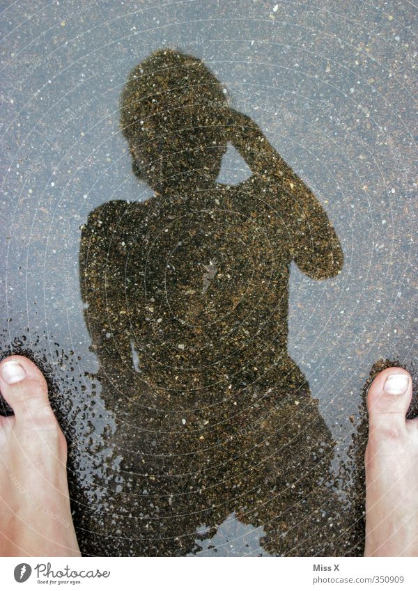 Barfuß Mensch Fuß 1 Wasser nass Fotografieren Spiegelbild Pfütze Farbfoto Außenaufnahme Textfreiraum oben Schatten Silhouette Reflexion & Spiegelung