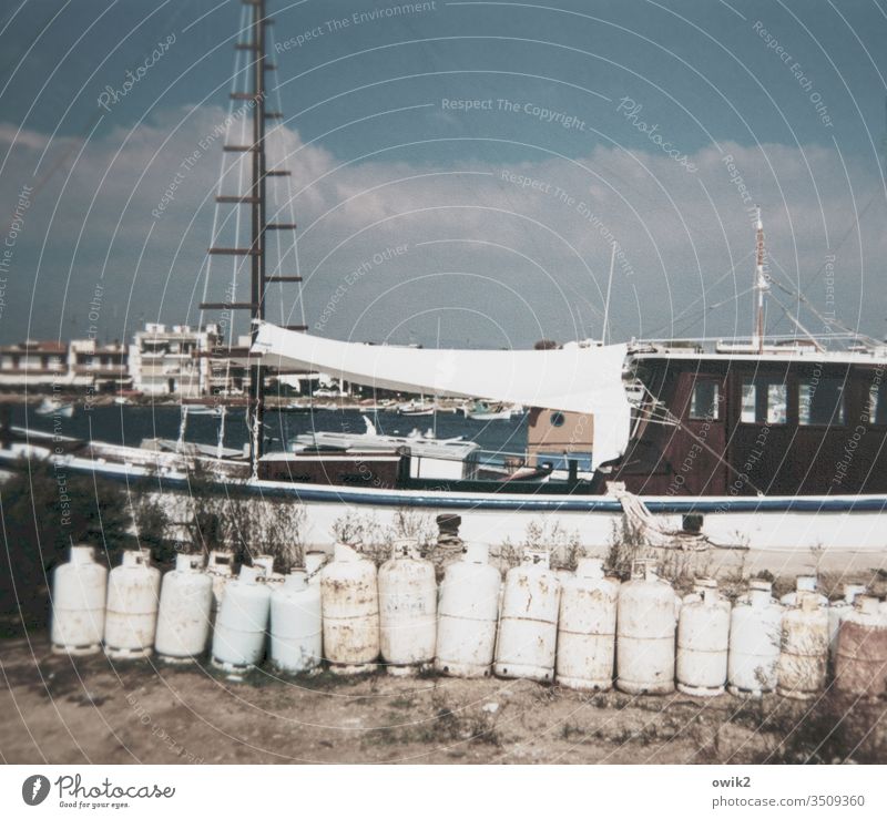 Hellas 1994 altes Foto Vergangenheit Hafen Gasflaschen Boot maritim Außenaufnahme Schifffahrt Farbfoto Menschenleer Wasser Fischerboot Fischkutter blau