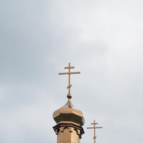 Zwei Kreuze Kirchturm Orthodoxie Orthodoxe Kirche Christentum Christliches Kreuz oben hoch metall gold identisch zwei Signal Glaubenszeichen Berlin