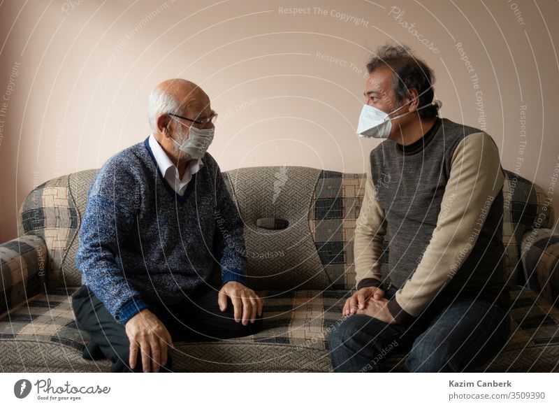 Ein älterer und ein älterer maskierter Mann unterhalten sich über covid19 Truthahn Türkisch Korona Virus Corona-Virus Quarantäne Sperrstunde Infektion Europa