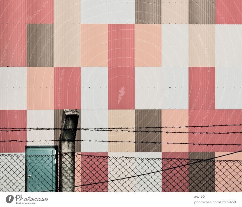 Tuschkasten Wand mehrfarbig modern eckig farbe rötlich Blech Gebäude urban abgesperrt Absperrung Maschendraht Maschendrahtzaun barriere Pfosten Stacheldraht